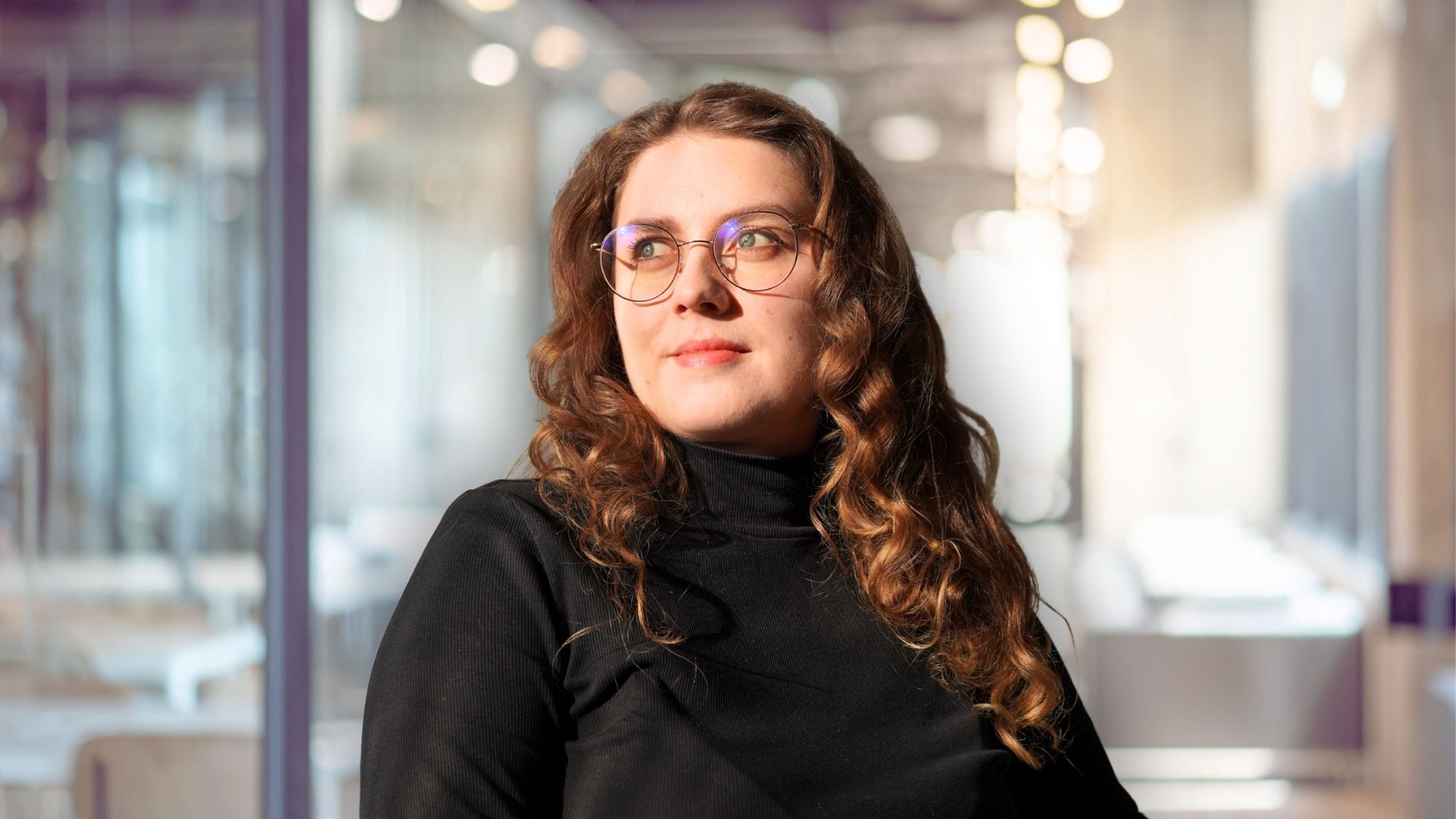 Auszubildende am Arbeitsplatz schaut in Sonne